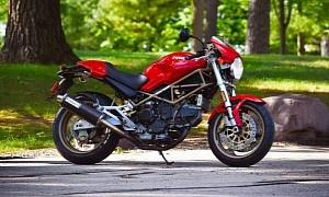 6K-Mile 2000 Ducati Monster 900 i.e. Is Virtually Immaculate, Wields Carbon Mufflers