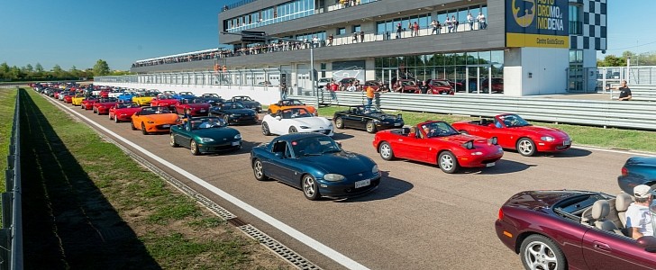 Mazda MX-5 Miata Guinness World Record for Largest Parade of Mazda Vehicles