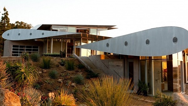 747 Wing House is a unique house built with parts of a decommissioned Boeing 747-100