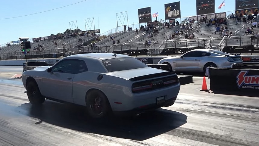 Dodge <a href="http://superveloce.net/news/hellcat-vs-gt500-demon-unleashed">Challenger Hellcat</a> in action