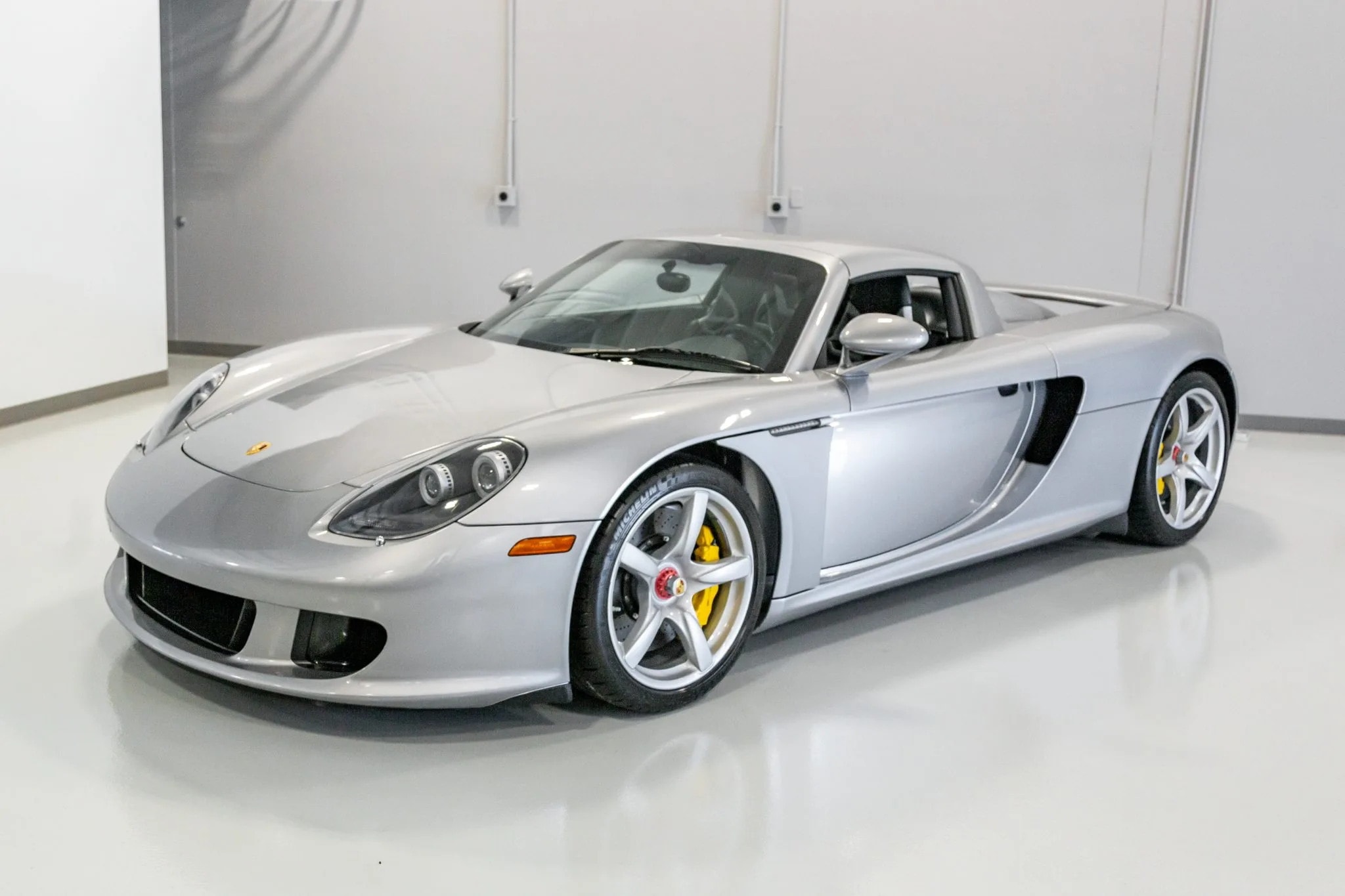 A 2005 Porsche Carrera GT Is Up for Auction, Has Already Gone Past the $1  Million Mark - autoevolution