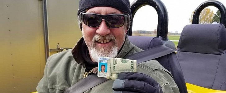 Driver of Big Banana Car gets $20 bill from cop during traffic stop