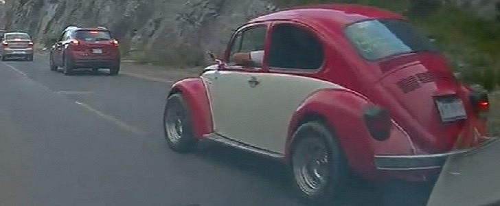 Classic Volkswagen Beetle Almost Crashed After the Driver Decided To Drink and Drive