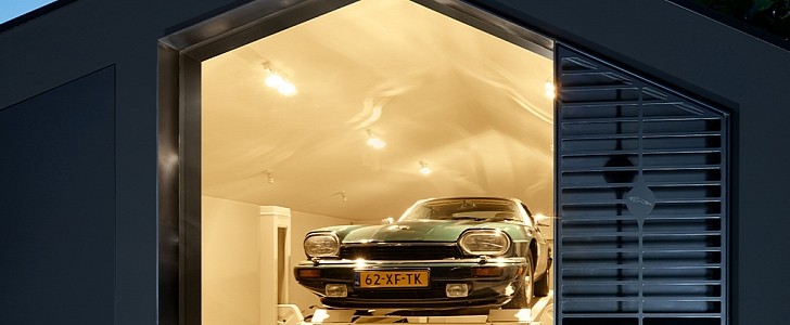 Privaye Jaguar showroom / garage in Amsterdam