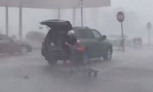 A Storm Won’t Stop This Old Female Driver From Doing the Right Thing