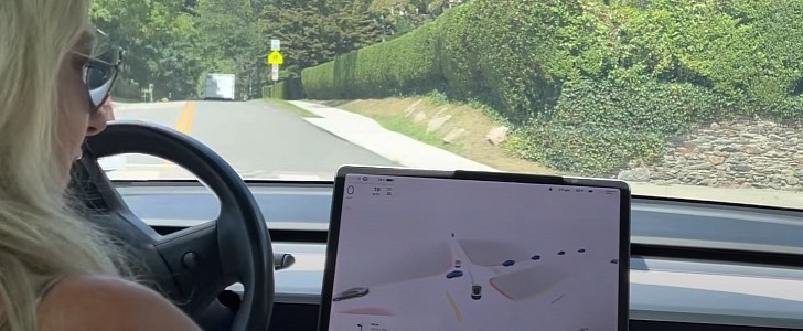 A Tesla With FSD Beta 10.69 Has Difficulty Getting Through Intersection