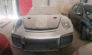 Abandoned Porsche 911 GT2 RS Looks Depressing, Car Seems Totaled