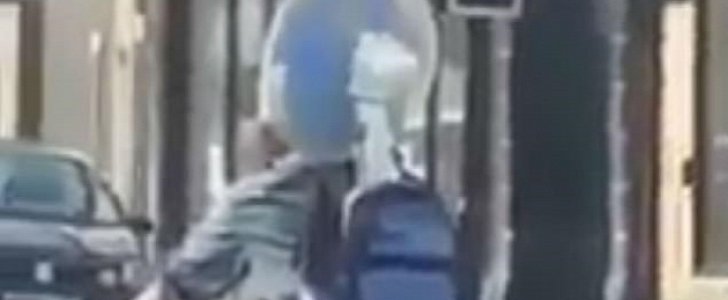 Cyclist keeps cool in traffic with electric fan on his back