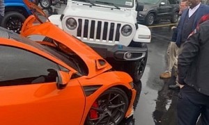 Acura NSX Crashes Into Jeep at Chrysler-Dodge Dealership, Gets Its Lights Knocked Out