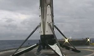 After Perfect Landing, Falcon Heavy Booster Falls Off Droneship en Route to Port