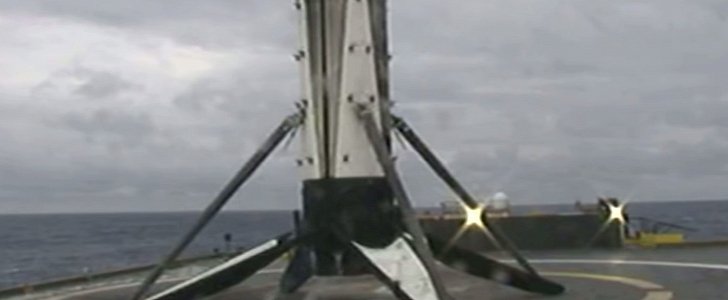 Falcon Heavy booster falls overboard