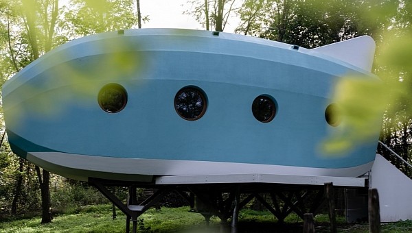 The Jet House is a charming airplane-shaped cabin