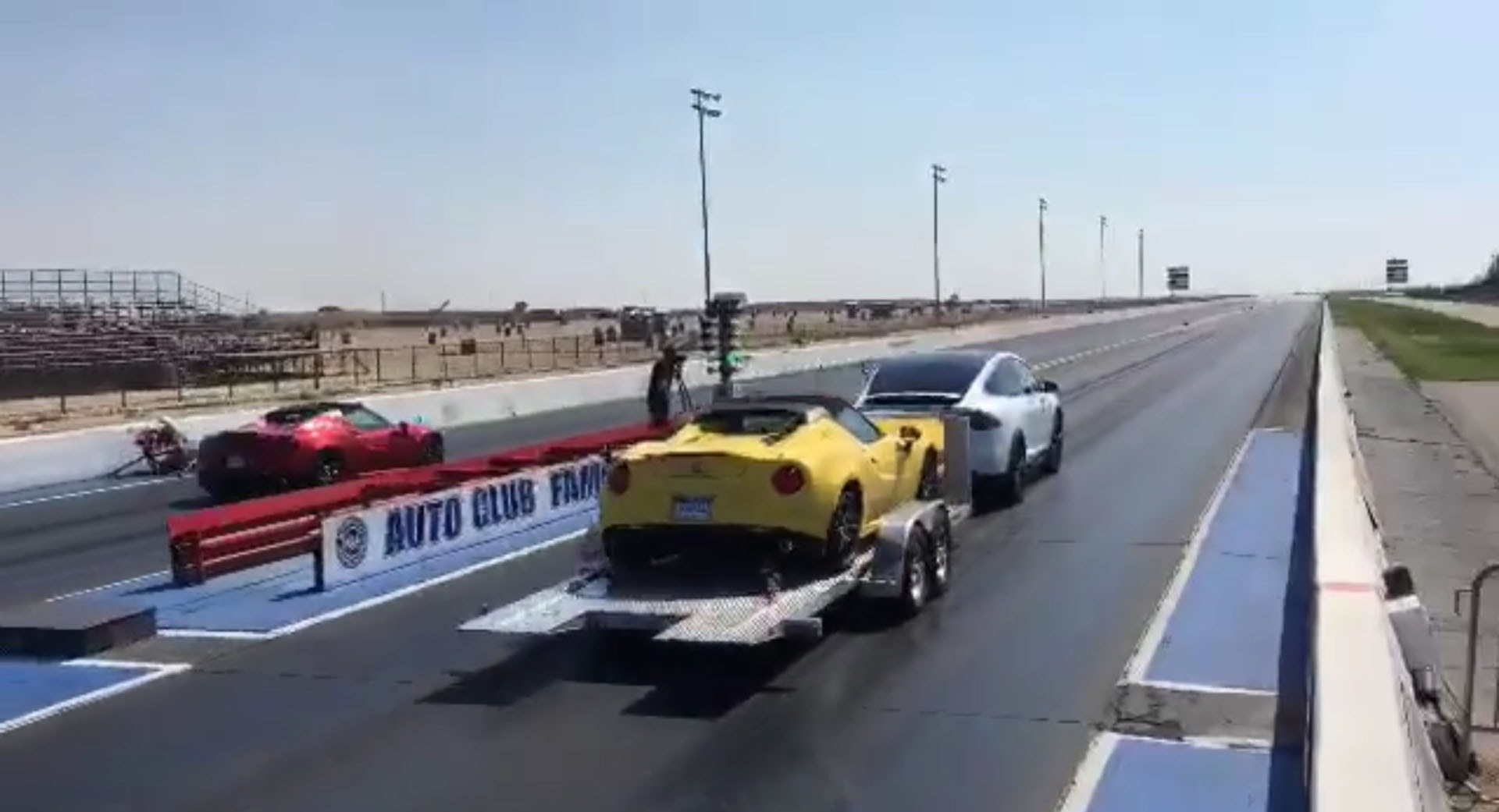 alfa-romeo-4c-battles-another-4c-towed-by-a-tesla-model-x-in-drag-race-105739_1.jpg