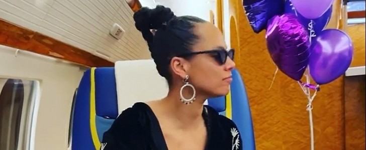 Alicia Keys partying on private jet