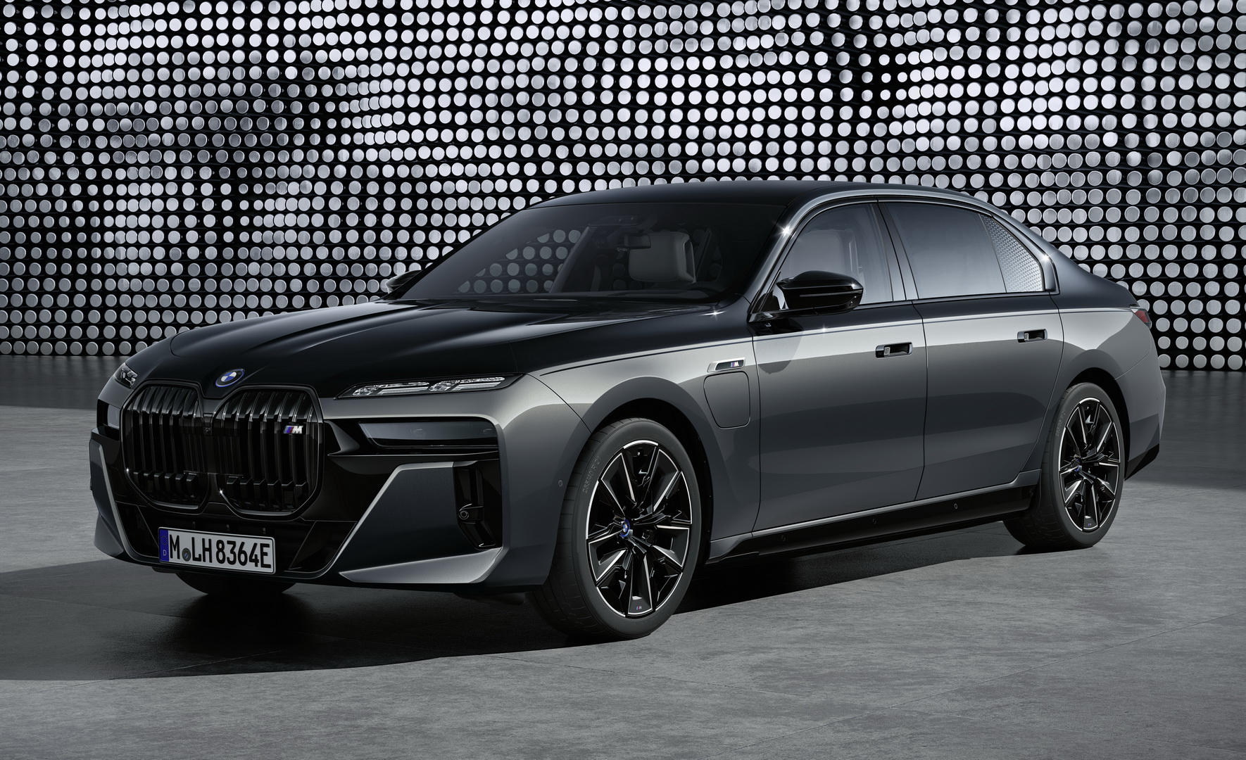 All New 2023 Bmw M760e Looks Like A Bavarian Maybach With Its Striking New Two Tone Paint 186904 1 