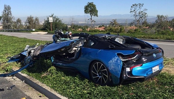 Crashed BMW i8