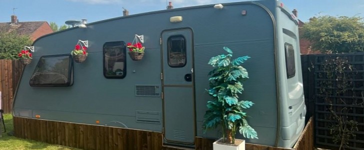 Late '90s Abbey GTS Vogue 417 caravan is now a glitzy DIY nail salon and private lounge