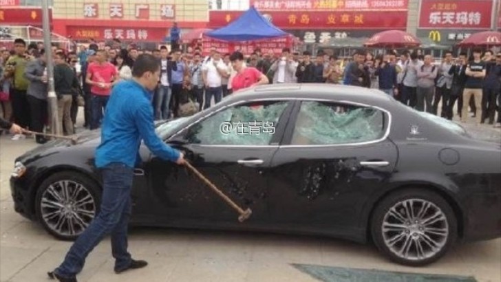 Maserati Quattroporte smashed in China