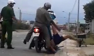 Appalling Vietnamese Police Brutality Against Motorcycle Rider