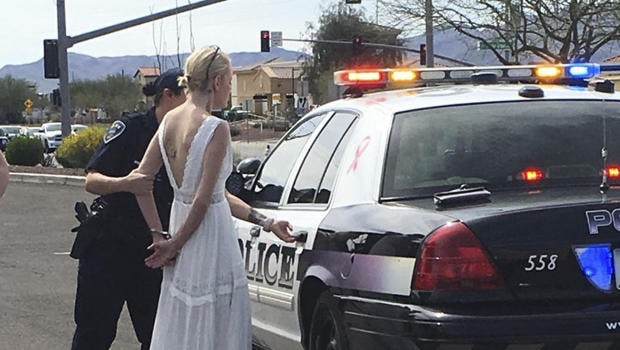 الشرطة الأمريكية تلقي القبض على عروس عقب ارتطام سيارتها في الطريق إلى زفافها 3