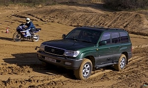 Armor-Plated Suzuki GSX-R1000 Challenges a 2002 Land Cruiser to an Epic Off-Road Duel