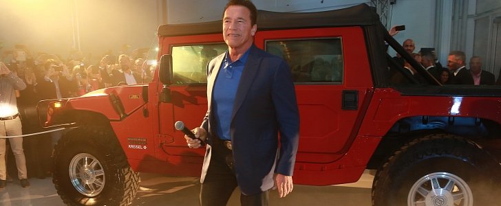 Arnold Schwarzenegger receives his electrified Hummer (2017)
