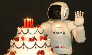 ASIMO Robot Turns 10, Honda Bakes a Cake