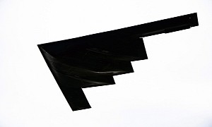 B-2 Spirit on Low Approach Looks Like a Hovering Alien Ship