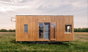 Baleia Tiny House Is an Off-Grid Wood Cabin on Wheels, Cozy and With Two Sleeping Lofts