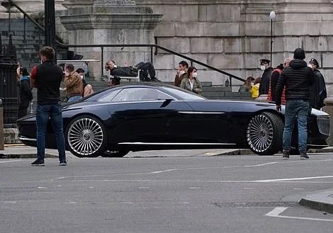 Batman's Car in The Flash Revealed as the Vision Mercedes-Maybach 6 Concept  - autoevolution