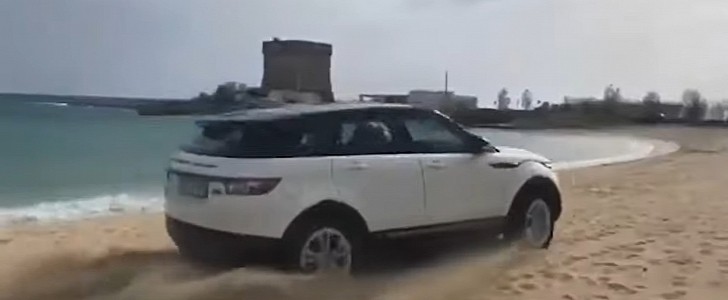 Range Rover Evoque goes rogue on Italian sandy beach, owner gets fined by authorities 