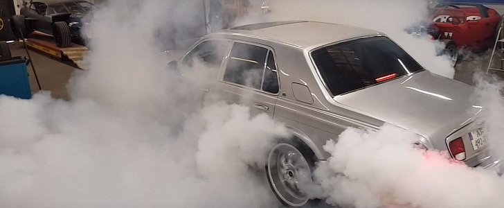 Bentley Arnage Does Burnout Inside a Garage