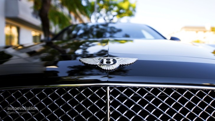 Bentley emblem on Flying Spur