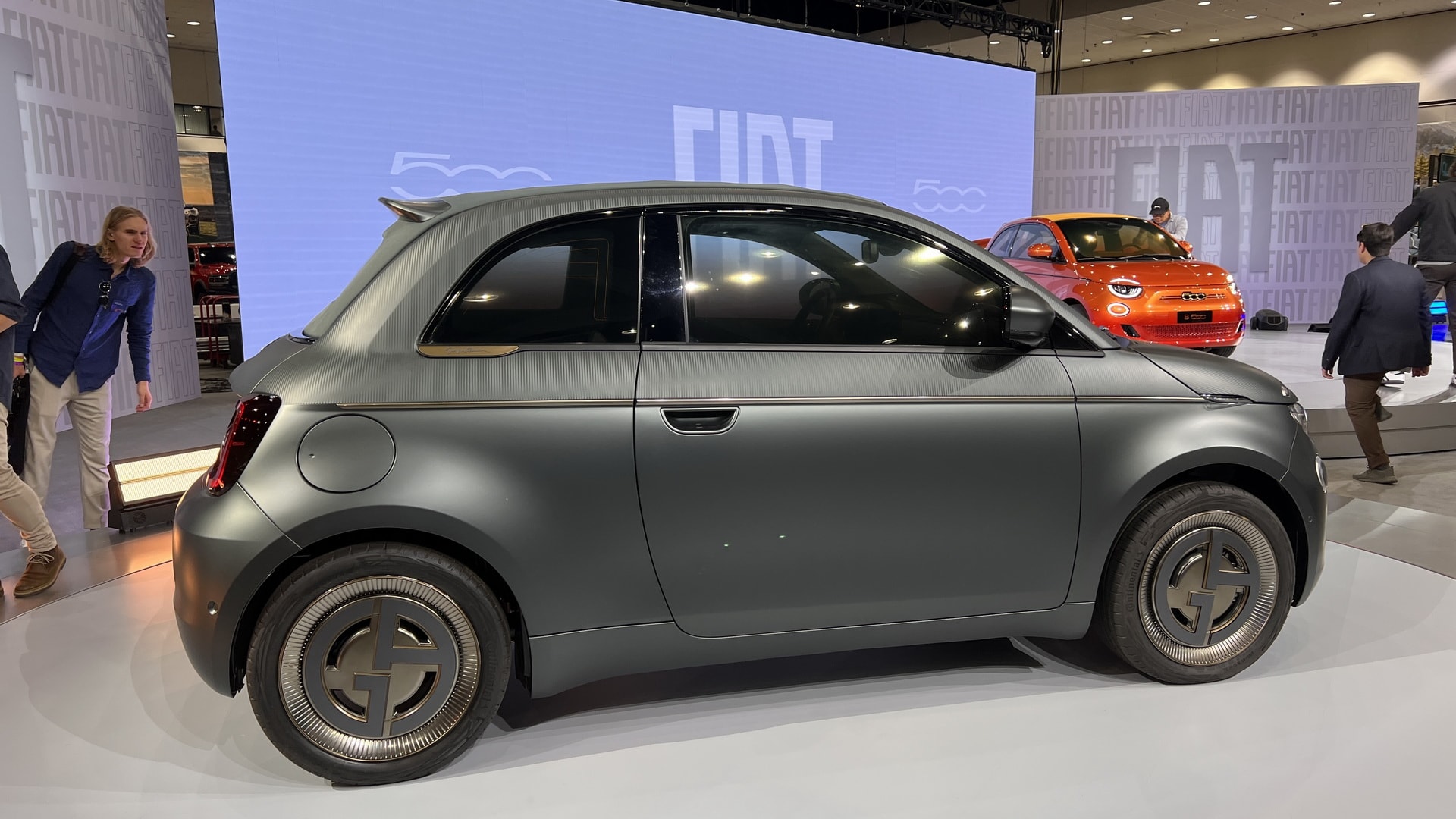 via Triatleet Wijzigingen van Bespoke Fiat 500e Giorgio Armani Turns the 2022 LA Auto Show Into Its Own  Catwalk - autoevolution
