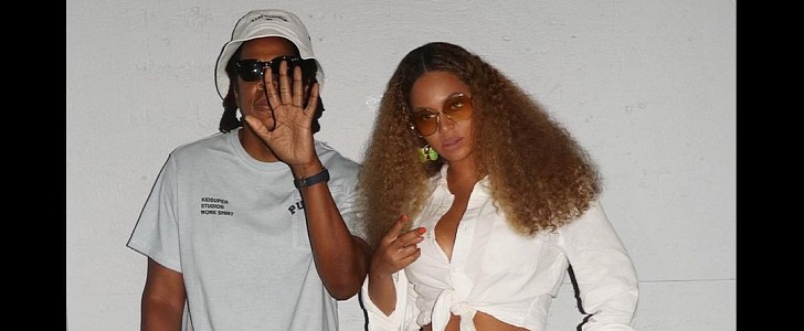 Jay-Z and Beyonce strike a pose before going out on for lunch, by helicopter