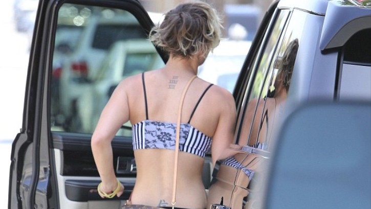 Kaley Cuoco Drives a Range Rover to Her Yoga Class 