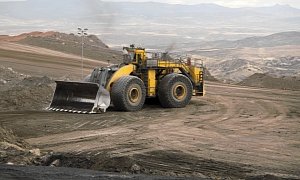 Biggest Earth Mover in the World Has a Payload of 160,000 Lbs – Video