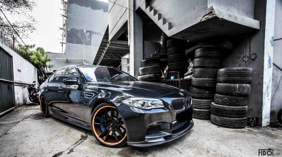  BMW F10 M5 negro se asienta firmemente sobre ruedas PUR - autoevolution