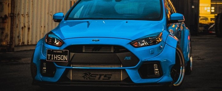 Blue Ford Focus RS With Fortune Flares Body Kit Is a Rally Car