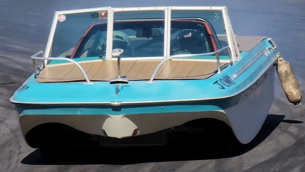 BMW 330ci Thinks It's a 1969 Johnson Surfer Boat, Goes Drifting