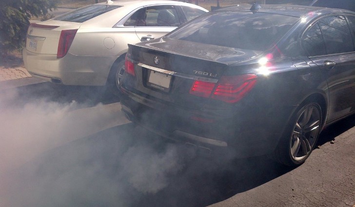 BMW 750Li smoking up