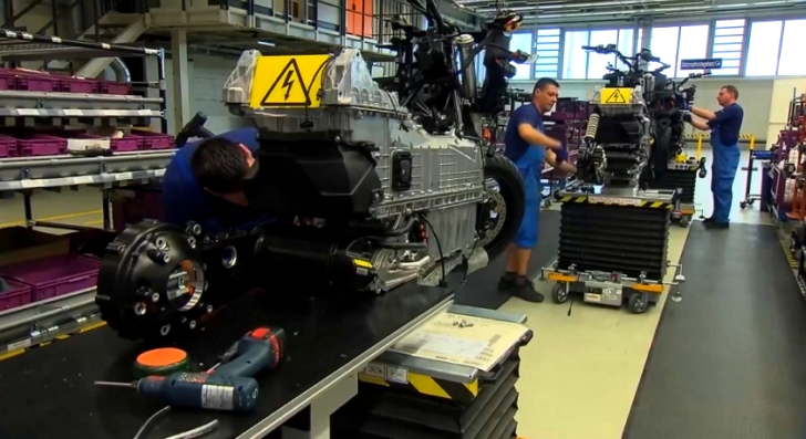 BMW C evolution assembly line