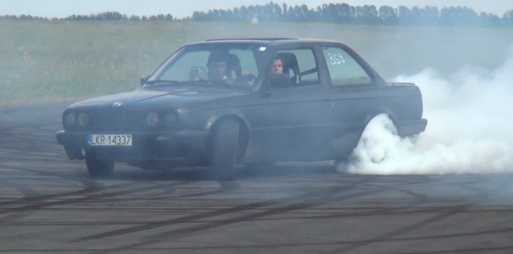 BMW E30 318is Burning Rubber