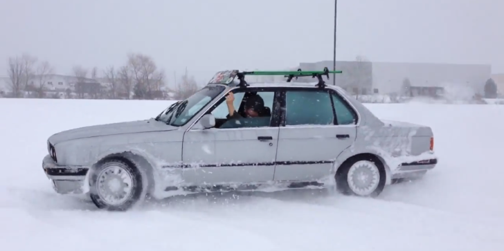 BMW E30 Drifting in Snow