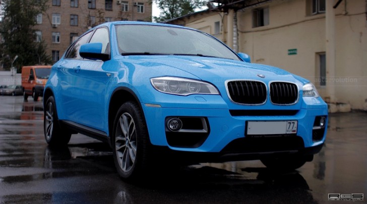 BMW E71 X6 Is a Blue Smurf in Russia