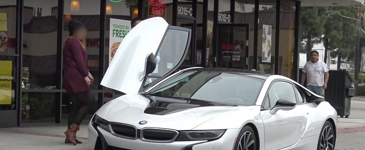 BMW i8 Gold Digger Prank Proves Girls Like Doors that Go Up