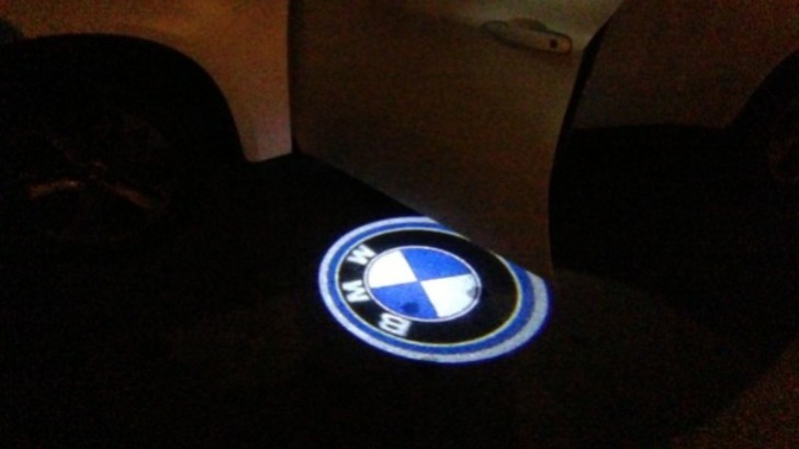 BMW X6 with Logo Projector
