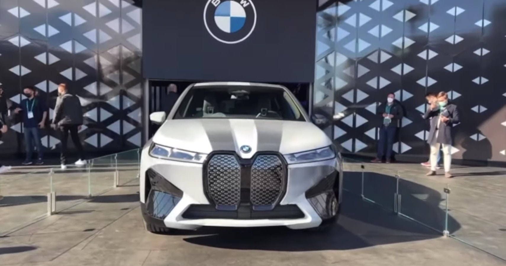 BMW Unveils Chameleon-Like Color-Changing IX Flow SUV at CES That Uses  E-Reader Technology - autoevolution