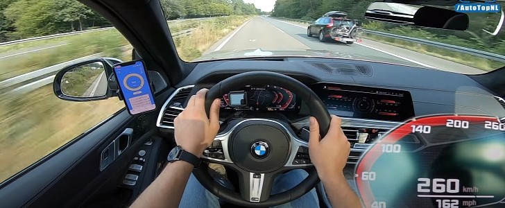BMW X7 M50d top speed run on the Autobahn