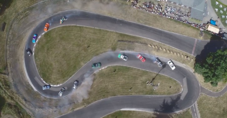 12 cars drifting in tandem